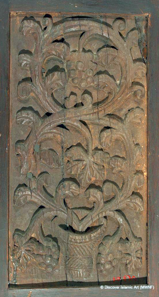 قطعة حشوة من الخشب لزخرفة توريق (أرابيسك) نباتية من أوراق العنب وعناقيده، كان قد عُثر عليها في جنوب سوريا المعاصرة وتعود إلى القرن السابع. متحف الفن الإسلامي في القاهرة