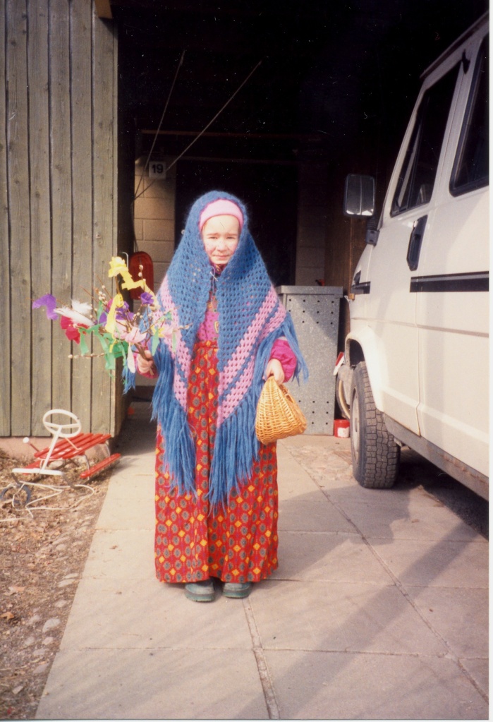 طفلة سويديّة ترتدي ثياب الحجّة وتخرج مع سلّتها لجمع الحلوى