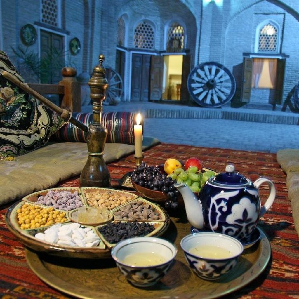 جلسة شاي أوزبكيّة لطيفة مع چِلِم